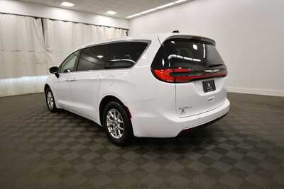2025 Chrysler Pacifica, $30849. Photo 5