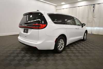2025 Chrysler Pacifica, $30849. Photo 8