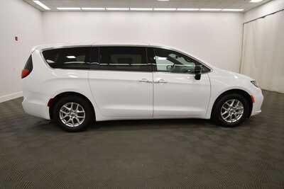 2025 Chrysler Pacifica, $30849. Photo 9