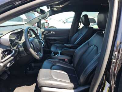 2025 Chrysler Pacifica, $31849. Photo 3