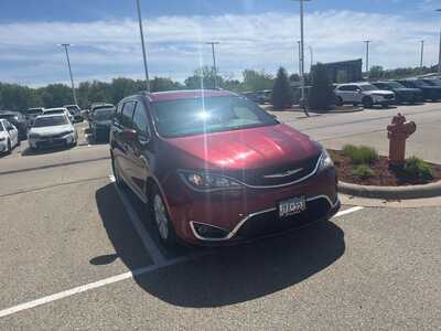 2017 Chrysler Pacifica, $12349. Photo 2