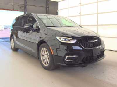 2025 Chrysler Pacifica, $33945. Photo 2