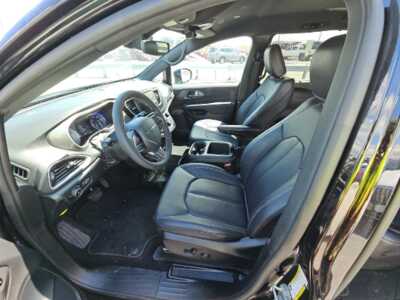 2025 Chrysler Pacifica, $33945. Photo 3