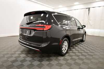 2025 Chrysler Pacifica, $31849. Photo 8