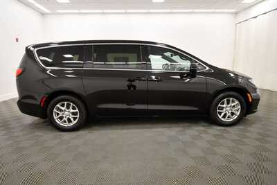 2025 Chrysler Pacifica, $31849. Photo 9