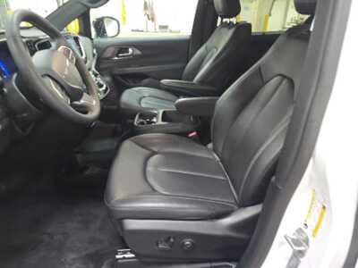 2025 Chrysler Pacifica, $34145. Photo 3