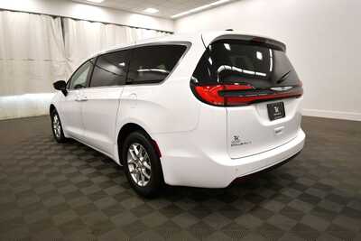 2025 Chrysler Pacifica, $32845. Photo 5