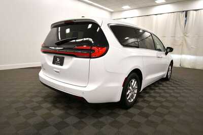 2025 Chrysler Pacifica, $32845. Photo 8