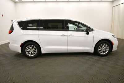 2025 Chrysler Pacifica, $32845. Photo 9