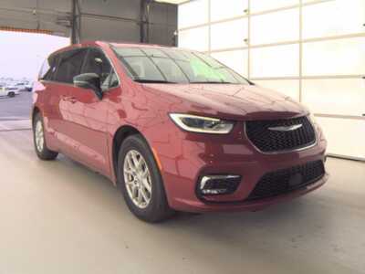 2025 Chrysler Pacifica, $33610. Photo 2