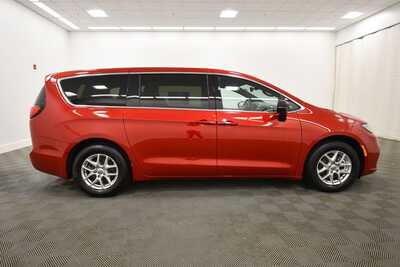 2025 Chrysler Pacifica, $31349. Photo 9