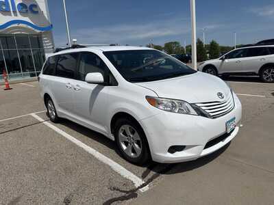2016 Toyota Sienna, $13349. Photo 2