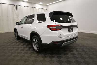 2025 Honda Pilot, $39345. Photo 5