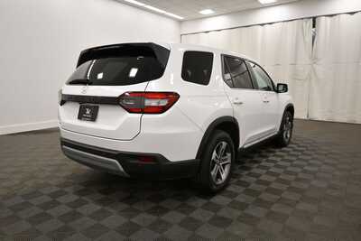 2025 Honda Pilot, $39345. Photo 8