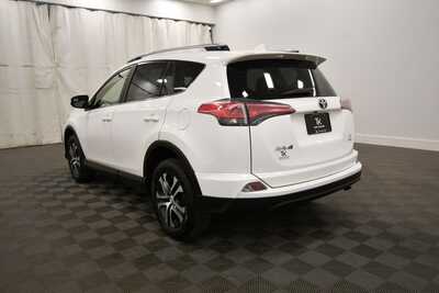 2018 Toyota RAV4, $16345. Photo 5