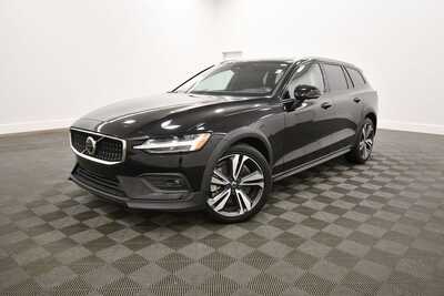 2025 Volvo V60 Cross Country, $38410. Photo 2