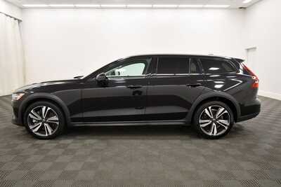 2025 Volvo V60 Cross Country, $38410. Photo 4