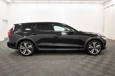 2025 Volvo V60 Cross Country, $34349. Photo 9