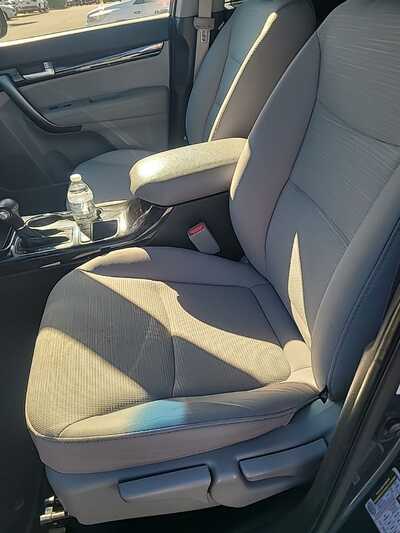 2014 Kia Sorento, $14345. Photo 3