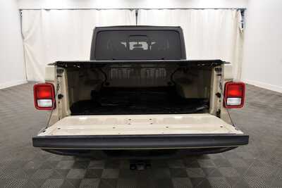 2022 Jeep Gladiator, $34849. Photo 7
