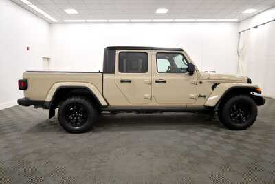 2022 Jeep Gladiator, $34849. Photo 9
