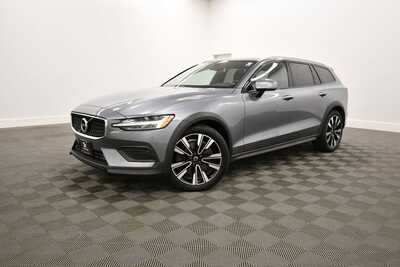 2020 Volvo V60 Cross Country, $22364. Photo 2