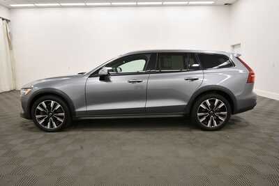 2020 Volvo V60 Cross Country, $22364. Photo 4