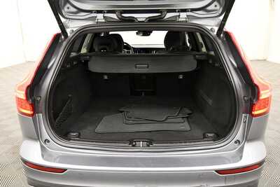 2020 Volvo V60 Cross Country, $22364. Photo 7