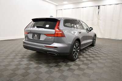 2020 Volvo V60 Cross Country, $22364. Photo 8