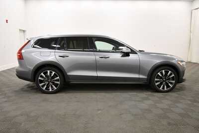 2020 Volvo V60 Cross Country, $22364. Photo 9