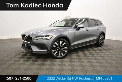 2020 Volvo V60 Cross Country, $22364. Photo 1