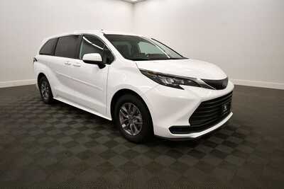 2025 Toyota Sienna, $42526. Photo 10