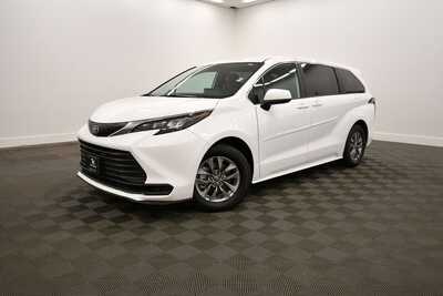 2025 Toyota Sienna, $46349. Photo 2