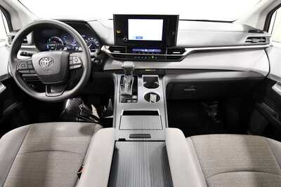 2025 Toyota Sienna, $46349. Photo 3