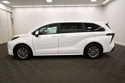 2025 Toyota Sienna, $46349. Photo 4