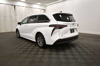 2025 Toyota Sienna, $42526. Photo 5