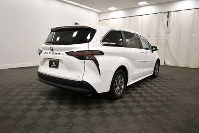 2025 Toyota Sienna, $42526. Photo 8
