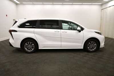 2025 Toyota Sienna, $42526. Photo 9