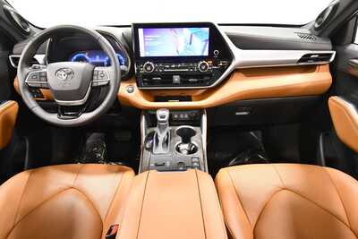 2025 Toyota Highlander, $55349. Photo 3