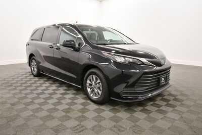 2025 Toyota Sienna, $37789. Photo 10