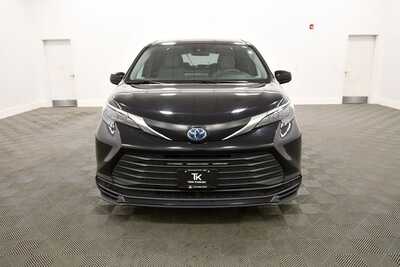 2025 Toyota Sienna, $37789. Photo 11