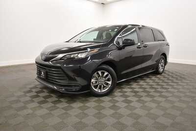 2025 Toyota Sienna, $43349. Photo 2