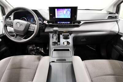 2025 Toyota Sienna, $43349. Photo 3