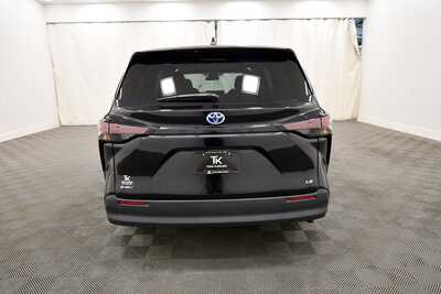 2025 Toyota Sienna, $37789. Photo 6