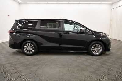 2025 Toyota Sienna, $37789. Photo 9