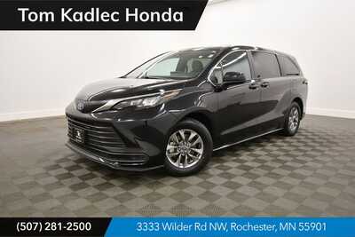 2025 Toyota Sienna, $43349. Photo 1