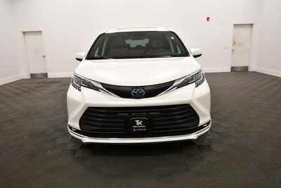 2021 Toyota Sienna, $37849. Photo 10