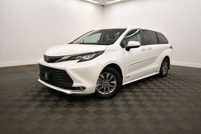 2021 Toyota Sienna, $37849. Photo 2