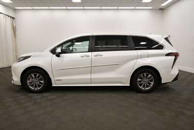 2021 Toyota Sienna, $37849. Photo 3