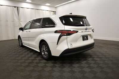 2021 Toyota Sienna, $37849. Photo 4